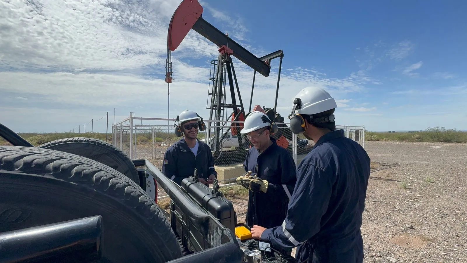 Equipo de NQN PETROL en un pozo de bombeo mecánico de la Cuenca Neuquina